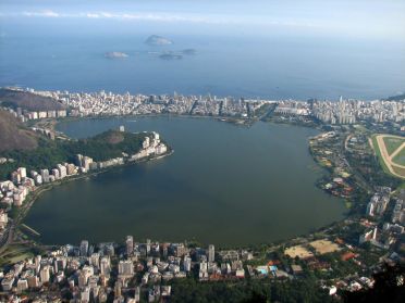 La lagune Rodrigo de Freitas, coup&eacute;e de l'oc&eacute;an par les quartiers d'Ipanema et Leblon et leur plage