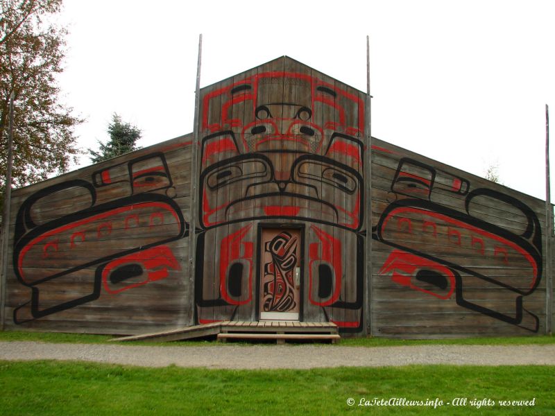Les maisons sont peintes aux motifs de la tribu