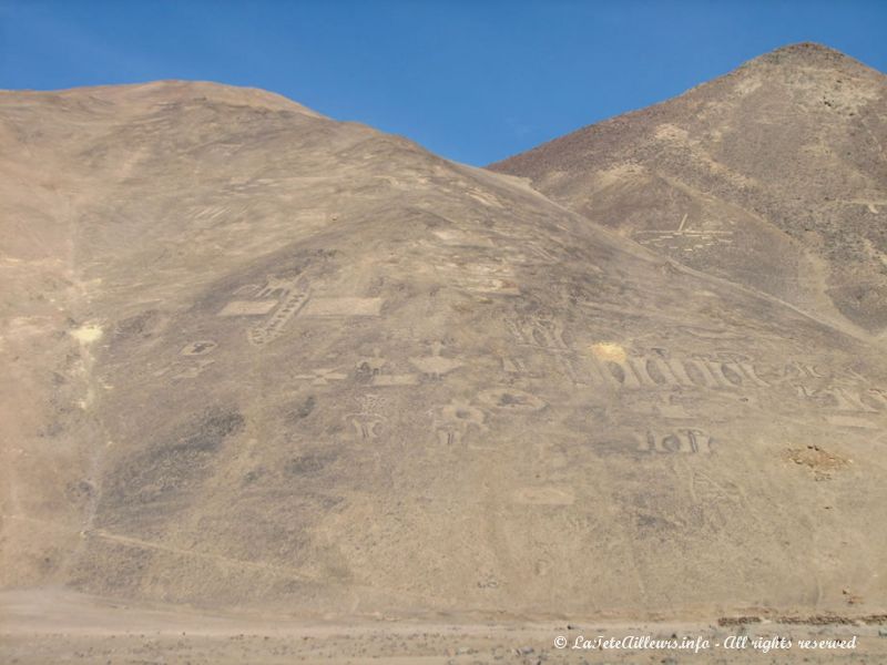 Ces géoglyphes sont très clairement visibles depuis la plaine