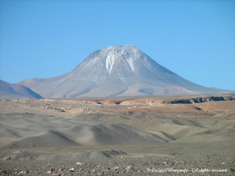 L'un des nombreux volcans du désert d'Atacama