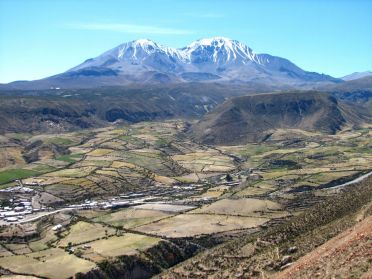 Le village de Putre entour&eacute; de cultures en terrasses