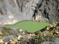 L'un des cratères est recouvert d'un lac d'une couleur surprenante...