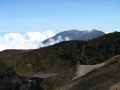 Vue sur le volcan Turrialba, toujours actif au loin, depuis l'Irazú