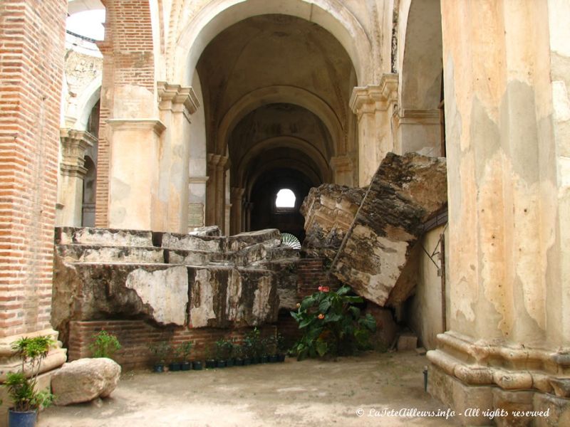 L'intérieur de la cathédrale est complètement en ruines...