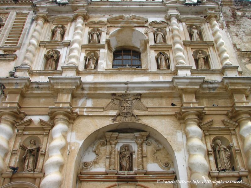 La façade est caractéristique du baroque espagnol