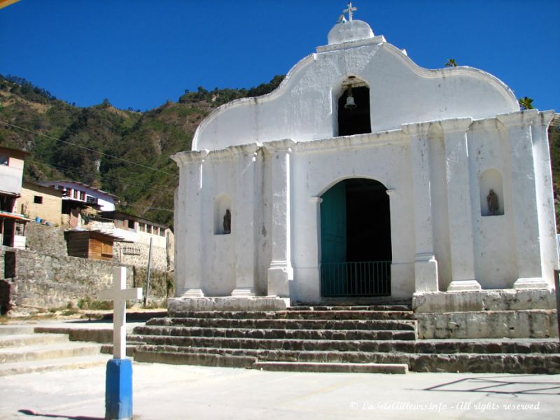 L'église de Santa Cruz la Laguna date du seizième siècle