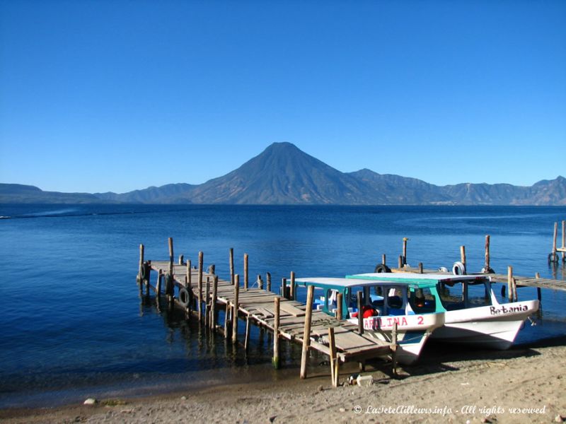 De majestueux volcans entourent le lac Atitlán