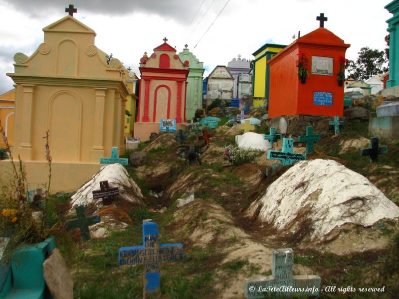 Les cimetières sont souvent colorés au Guatemala