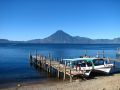 De majestueux volcans entourent le lac AtitlÃ¡n
