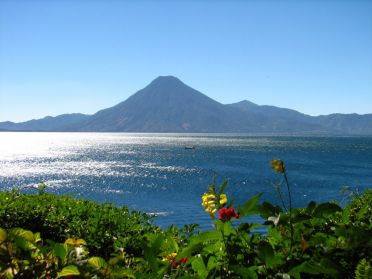 Le lac AtitlÃ¡n, l'un des plus beaux paysages du Guatemala...
