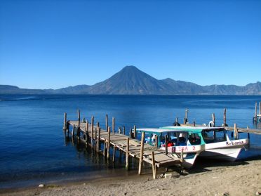 De majestueux volcans entourent le lac Atitl&aacute;n