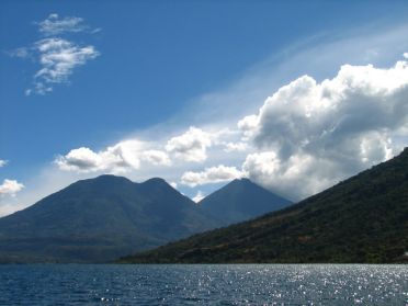 Les volcans entourant le lac AtitlÃ¡n