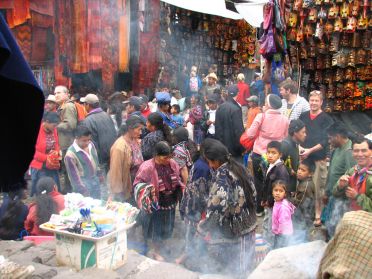 La fum&eacute;e de copal envahit les lieux