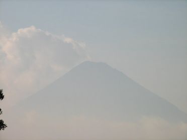 Un immense volcan se dessine au loin...