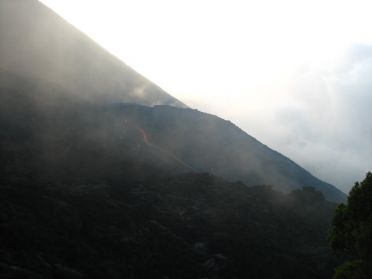 Premi&egrave;re vue sur une coul&eacute;e de lave...