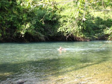 L'eau de la rivi&egrave;re est encore bien plus fra&icirc;che qu'&agrave; Semuc Champey !