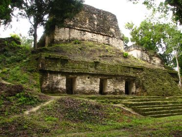 Une ambiance envoutante se d&eacute;gage de ces ruines englouties par la for&ecirc;t