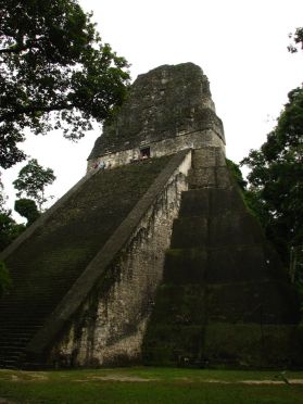 Le monumental temple V, dont la restauration a &eacute;t&eacute; financ&eacute;e par... Coca-Cola (contre 25 ans de monopole) !!!
