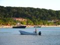 De nombreux bateaux-taxis permettent de rallier les différentes plages de Roatán
