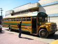 Les fameux ''chicken bus'', de vieux bus scolaires amÃ©ricains dans lesquels sont entassÃ©s hommes, femmes, enfants et... poules !