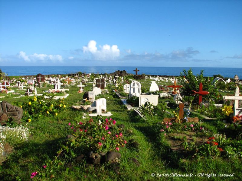 Le cimetière d'Hanga Roa et ses dernières demeures avec vue sur la mer !