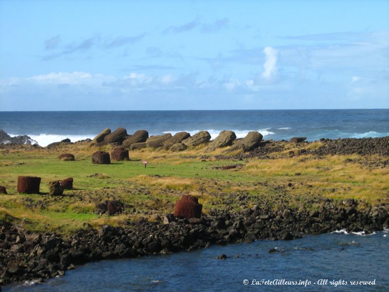 L'ahu Hanga Te´e et ses moai alignés face contre terre