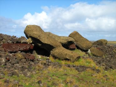 Les moai de l'ahu Akahanga