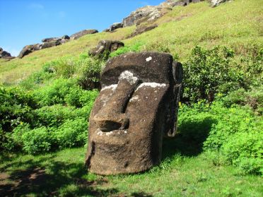 L'int&eacute;rieur du crat&egrave;re compte aussi de nombreux moai