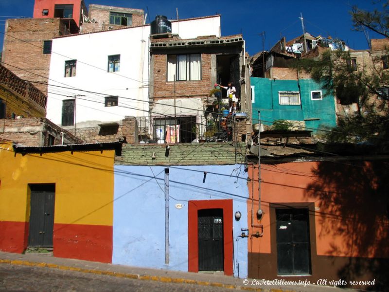 Dans ce quartier pauvre des hauteurs de la ville, les maisons sont très colorées