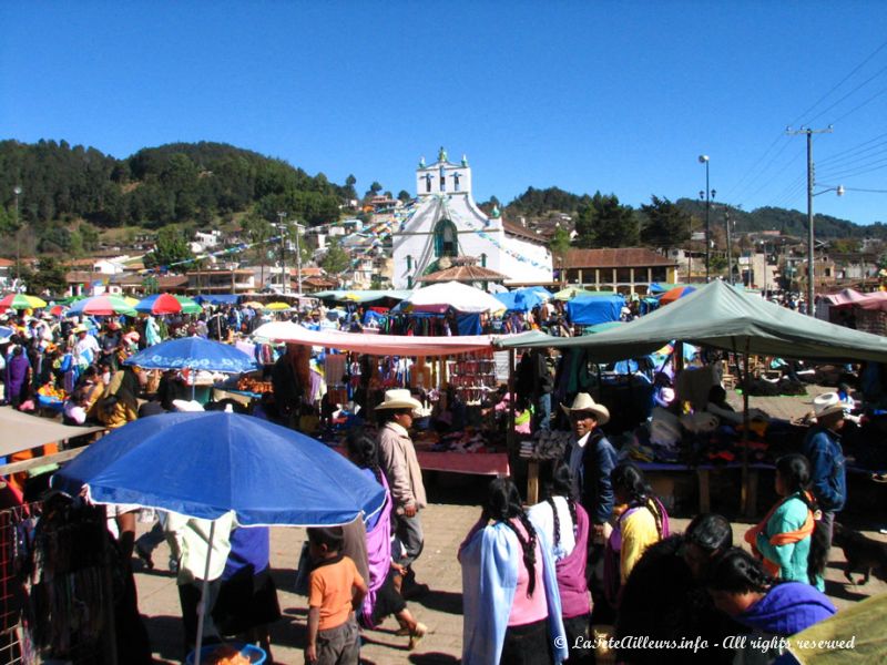 San Juan Chamula, village Tzotzile fascinant et en fête
