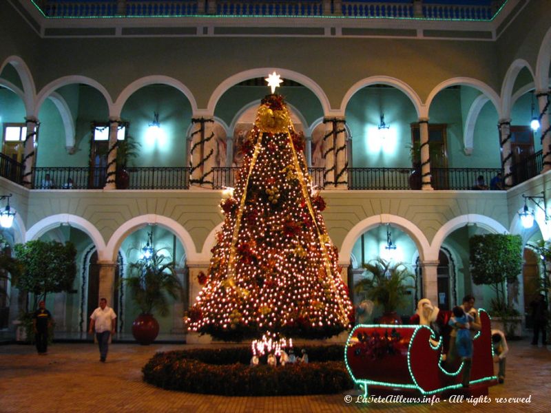 Le palais du Gouverneur est aussi décoré pour Noël