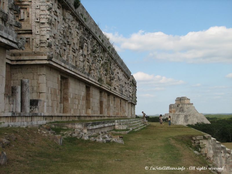 La façade du palais est ornée de 103 masques du dieu Chac, le dieu maya de la Pluie