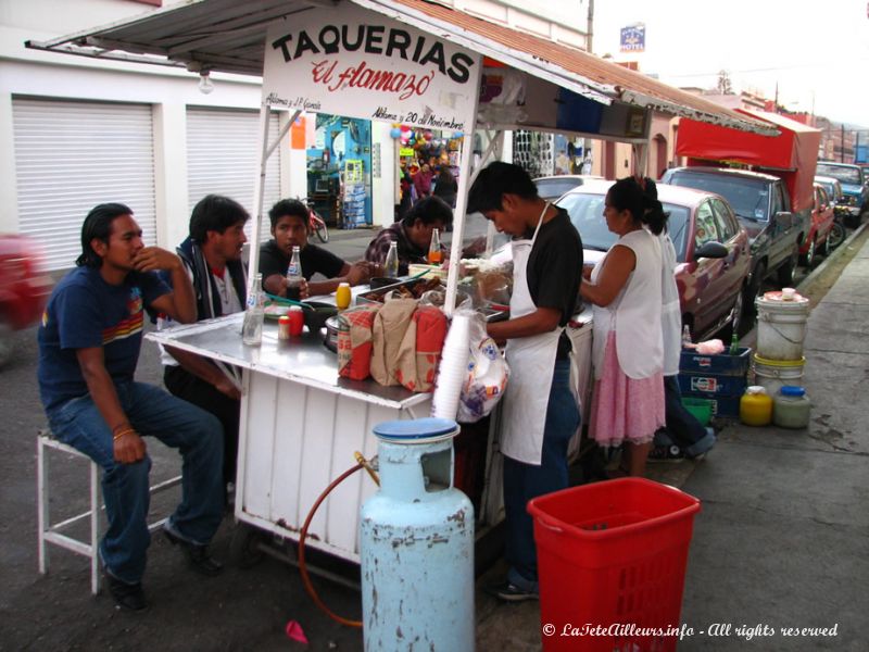 Des vendeurs de tacos sont installes partout au bord des rues