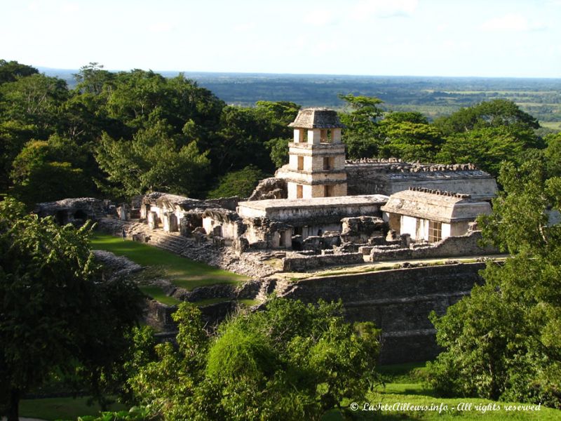 Le Palais de Palenque émergeant de la jungle mexicaine