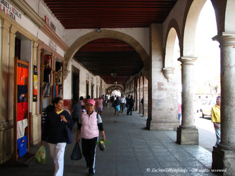 De belles arcades entourent la place principale