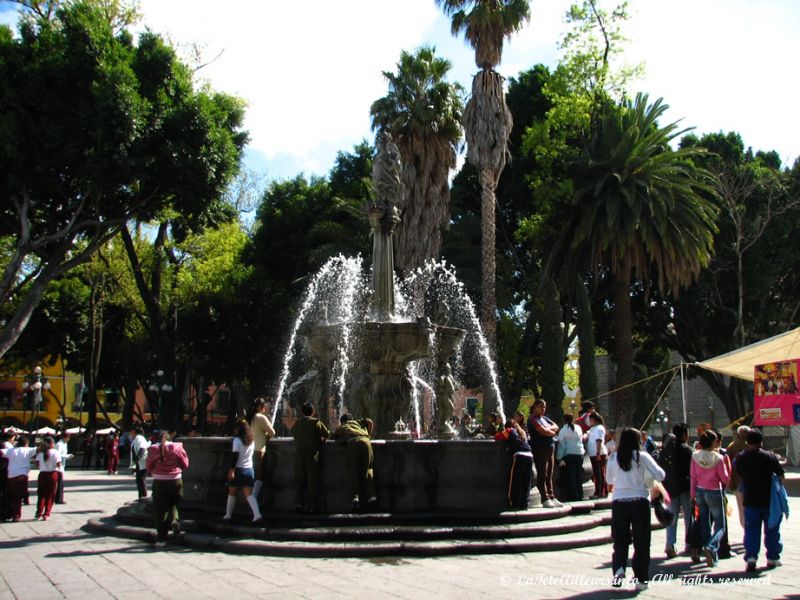 La fontaine de l'archange San Miguel trône au centre du zocalo