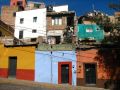Dans ce quartier pauvre des hauteurs de la ville, les maisons sont très colorées