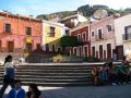 Une des nombreuses places du centre de Guanajuato, avec sa fontaine et ses maisons colorÃ©es
