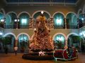 Le palais du Gouverneur est aussi décoré pour Noël