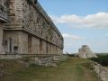 La faÃ§ade du palais est ornÃ©e de 103 masques du dieu Chac, le dieu maya de la Pluie