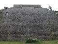 Haute de 32 mÃ¨tres, la Grande Pyramide est surmontÃ©e d'un temple dont les fonctions sont toujours inconnues