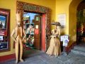 Ces personnages symbolisent la fete des morts, tradition mexicaine