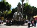 La fontaine de l'archange San Miguel trÃ´ne au centre du zocalo