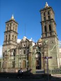 La cathÃ©drale de Puebla et ses impressionnantes tours de 72 m, les plus hautes du pays