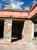 Le colonnes du patio intÃ©rieur sont recouvertes de bas-relief reprÃ©sentant le fameux quetzal