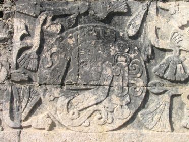 Ce gros cercle symbolisant la balle est orn&eacute; en son centre d'un cr&acirc;ne humain, &eacute;voquant la mort