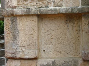 A chaque angle du temple, un jaguar (la nuit) et un aigle (le jour) d&eacute;vorent un coeur humain, symbolisant ainsi l'offrande au soleil