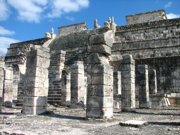 On distingue des personnages aux mains li&eacute;es, prisonniers ennemis qui vont &ecirc;tre sacrifi&eacute;s au sommet du temple