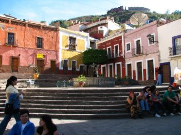Une des nombreuses places du centre de Guanajuato, avec sa fontaine et ses maisons color&eacute;es