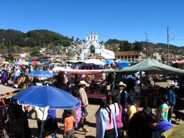 San Juan Chamula, village Tzotzile fascinant et en f&ecirc;te